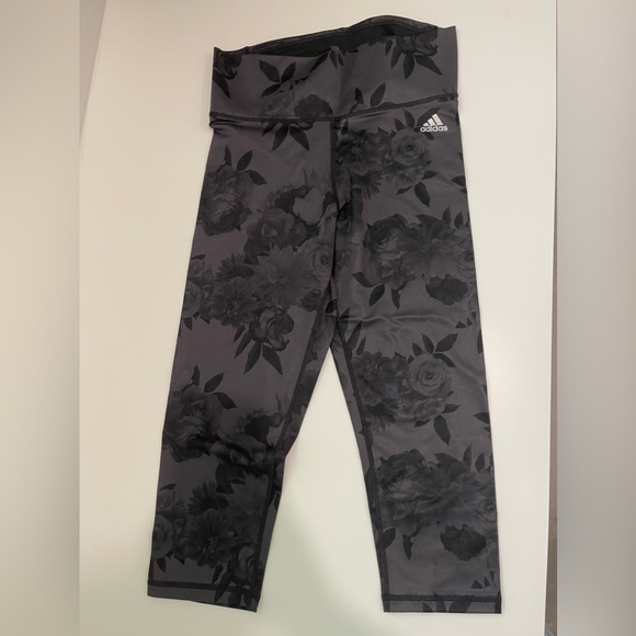 Adidas crops - Picture 1 of 2